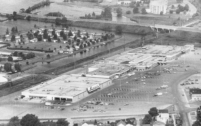 M&M Plaza (M & M Plaza)